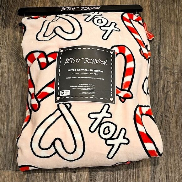 Betsey Johnson XOX Candy Cane Hearts Ultra Soft Plush Throw Blanket - Picture 5 of 7